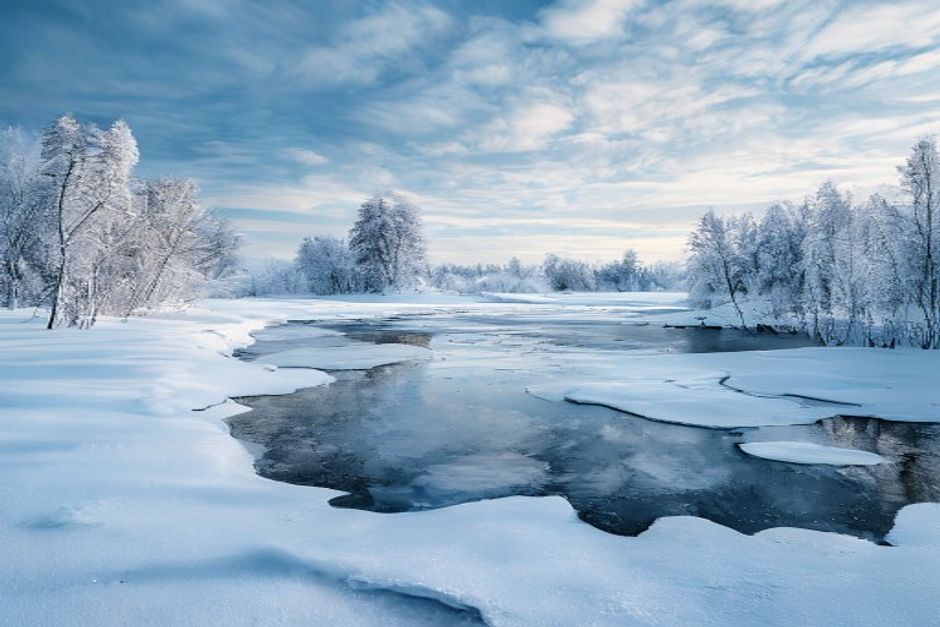 Iaz natural înghețat iarna cu maluri acoperite de zăpadă în peisaj transilvănean